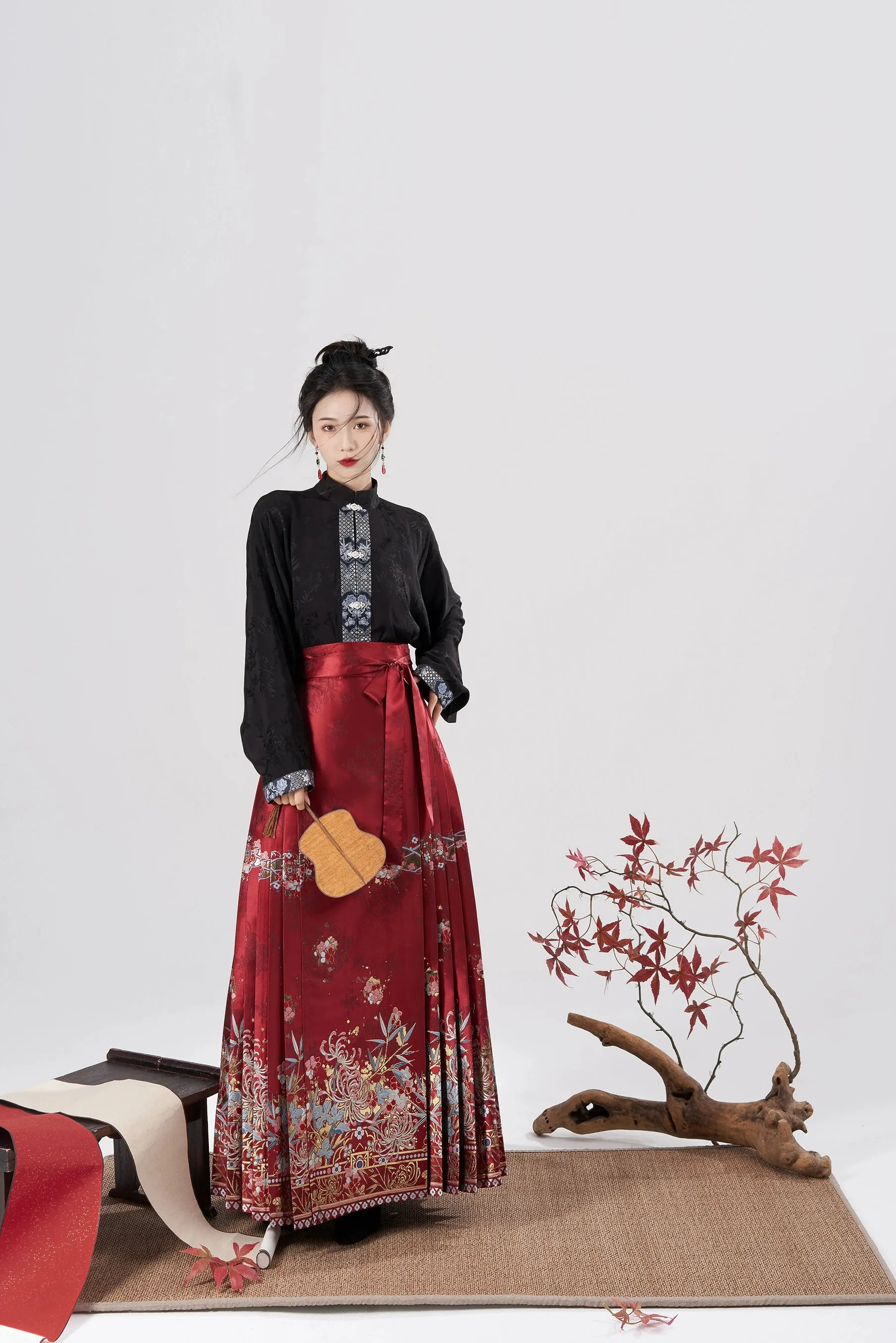 Bi'an Hua 彼岸花 Spider Lily Ming Dynasty Mamian Skirt