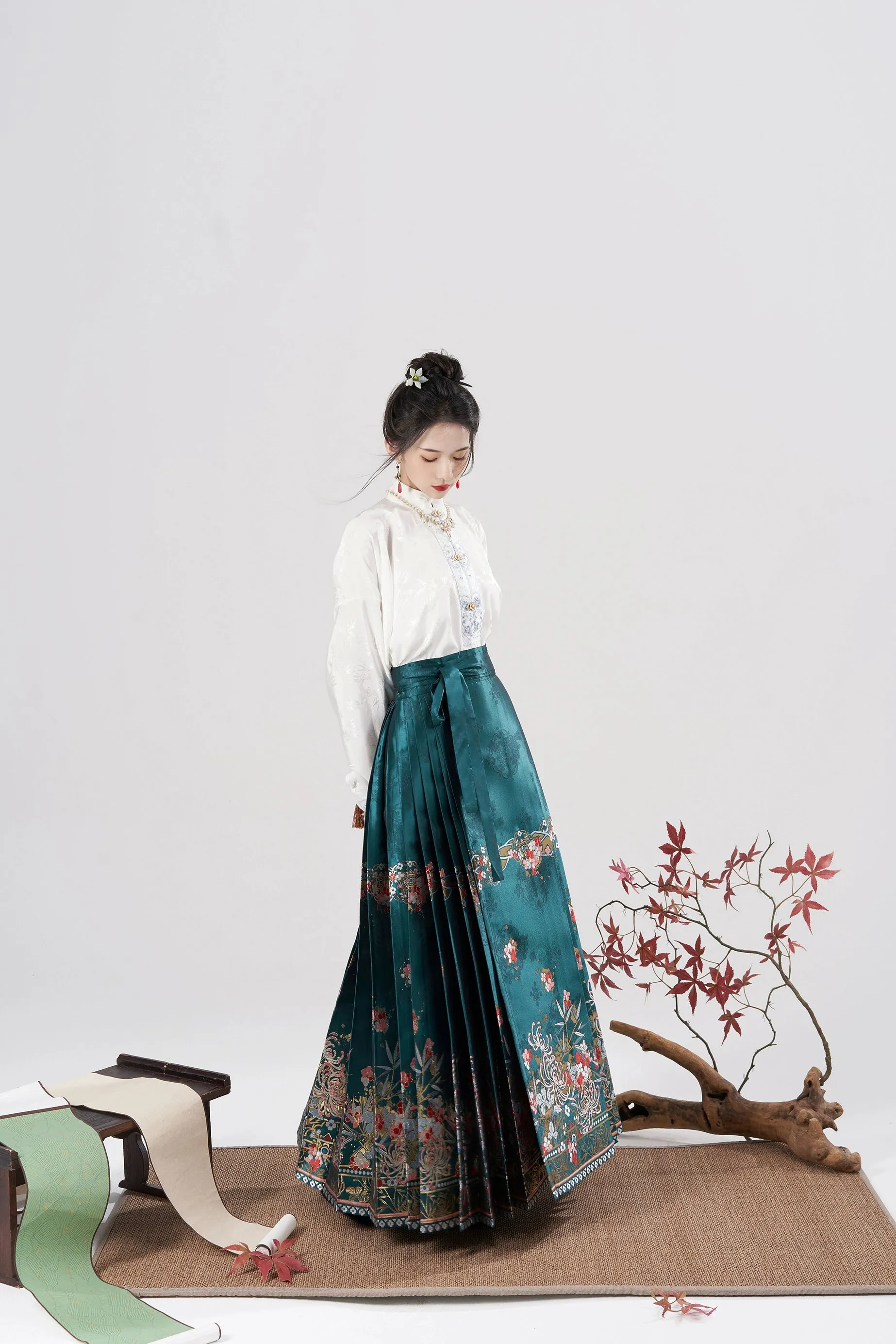 Bi'an Hua 彼岸花 Spider Lily Ming Dynasty Mamian Skirt