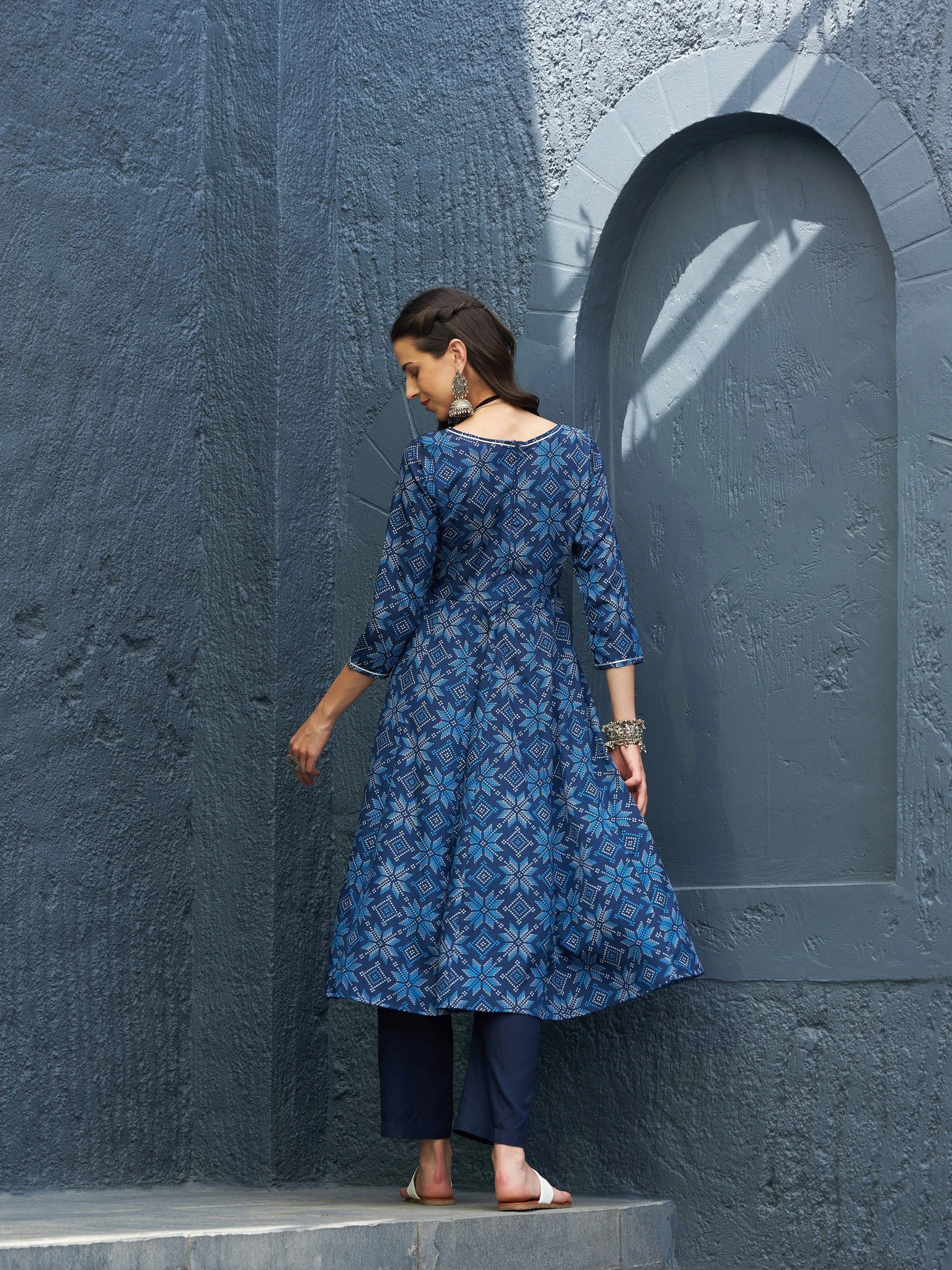 Women Blue Floral Anarkali Kurta With Navy Pants